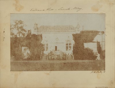 ウェストフロントのラコック修道院。 作： William Henry Fox Talbot